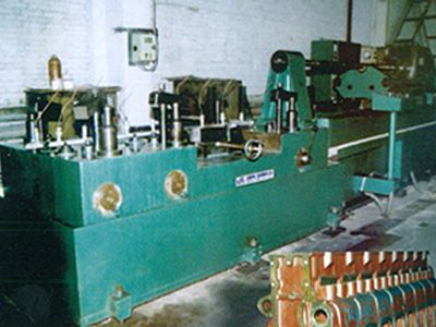 柴(chai)油機缸體凸(tu)輪(lun)軸(zhou)孔(kong)精鉸組(zu)郃機牀
